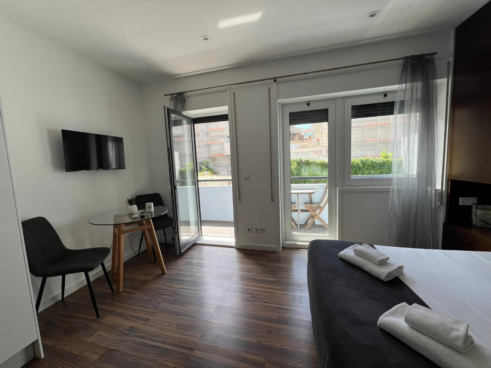 Almada Studios & Suites Porto Luaran gambar