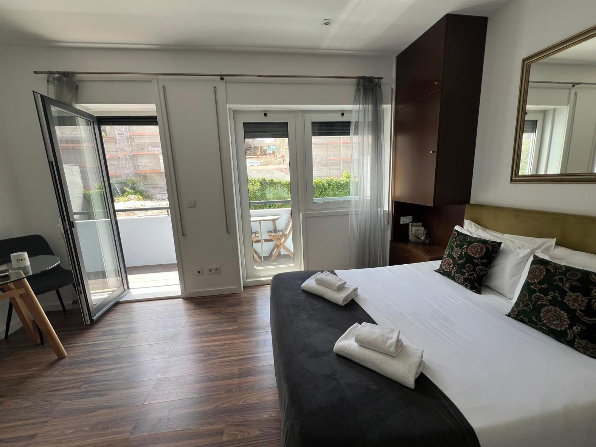 Almada Studios & Suites Porto Luaran gambar